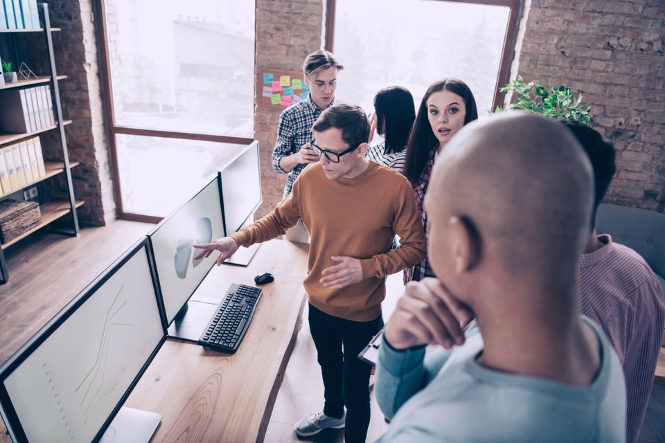 Businessanalisten die data bespreken bij een werkplek