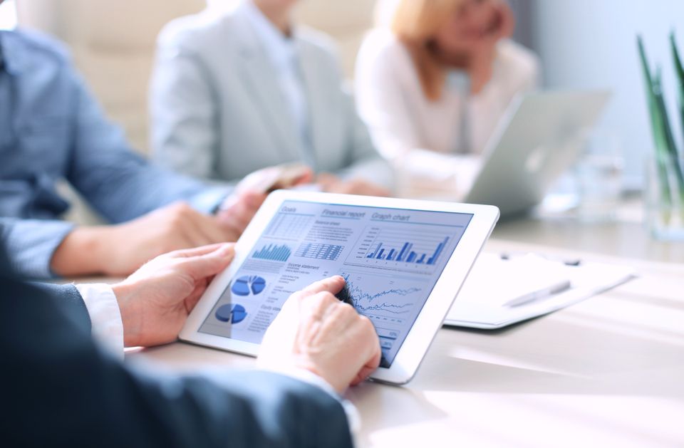 Financiële statistieken op een tablet tijdens analyse